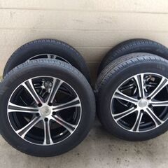 車タイヤの画像