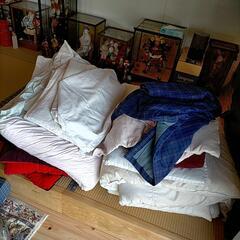 布団、人形、服、なと、いろいろの画像