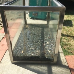 漏れてる水槽の画像