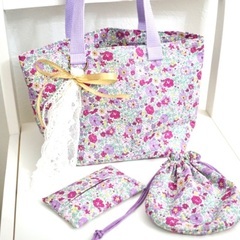 リバティの花柄バッグ。ハンドメイド。巾着、ティッシュケースつき！