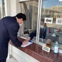 工場へ入場トラックの受入れスタッフ