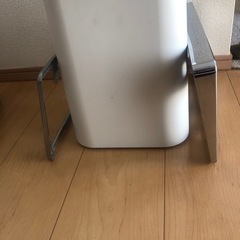 メッキ調ナンバープレートフレームの画像