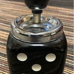 ◆サイコロ型灰皿／押込み式／プッシュ式／ブラック／ダイス
