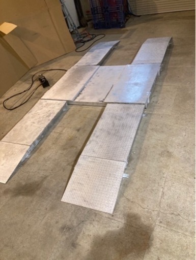 値下　自動車　床置　リフト　タイヤ交換用　メンテナンス　整備　ジャッキ