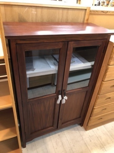 取りに来れる方限定！マホガニー素材のキャビネットです！