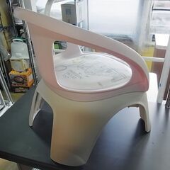 セール中につき、通常特価1,958円より30％引の1,370円!　くまのプーさん　ベビーチェア　ローチェア　赤ちゃんイス　子ども用椅子　ピンクの画像