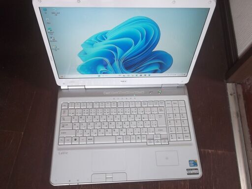 第116号　NEC白ノートパソコン　光沢液晶　Windows11　SSD120GB