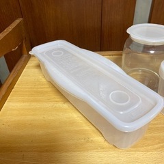 ガラス容器とシェーカーの画像