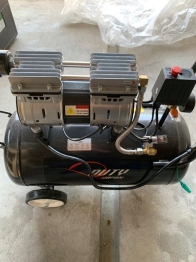 【美品】
コンパクト４０Ｌ横型　オイルレス　コンプレッサー 1.5HP