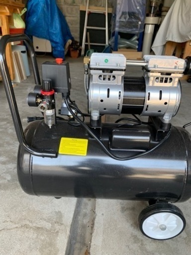 【美品】
コンパクト４０Ｌ横型　オイルレス　コンプレッサー 1.5HP