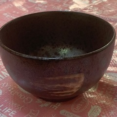 丼に穴を開けた植木鉢の画像