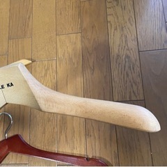 木製ハンガー 3点（１つは重厚な作り）の画像