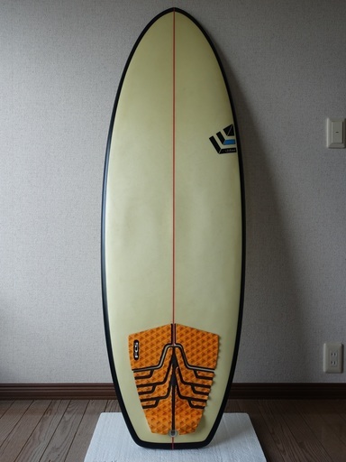 サーフボード　長さ5'4(162.6cm)　幅21(53.34cm)　厚さ25/16(5.87cm)