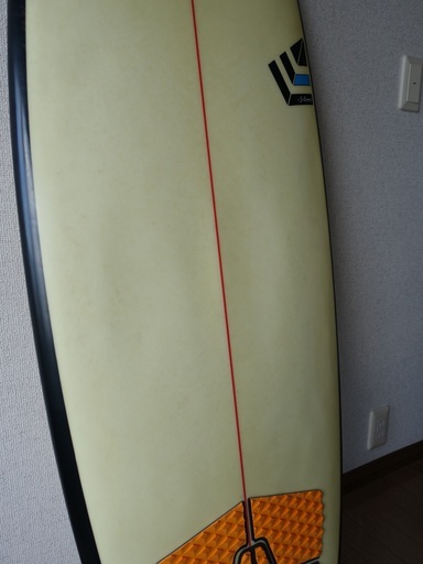 サーフボード　長さ5'4(162.6cm)　幅21(53.34cm)　厚さ25/16(5.87cm)