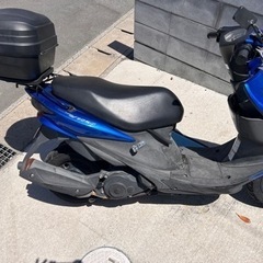 値下げしました！交換可　アドレスv125s バイク　青　ボックス付き　カスタムの画像