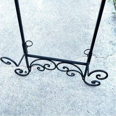 美品【アイアンスタンド】アンティーク調コベントアイアン イーゼルスタンド 黒/ブラック 什器 看板 カフェ★高さ調整OKの画像