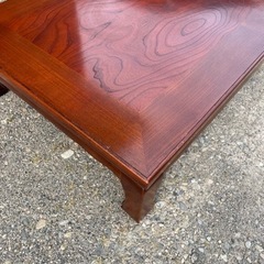 木製テーブルの画像