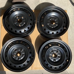トヨタノア80系純正スチールホイール　ホイールキャップ付