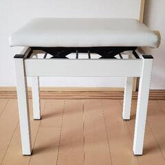 電子ピアノの白いチェア