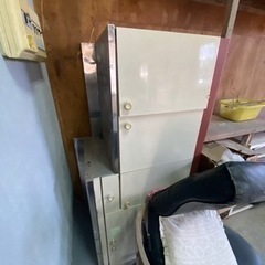 キッチンシンク、ストーブ、冷蔵庫