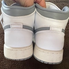 本日　NIKE  Air Jordan 1 Mid 24.5 US6.5Y 灰白の画像