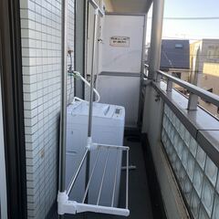 「急」できれば5/15まで 初台・新宿駅近く家具家電15点を譲ります、新生活にぴったり！　掃除機、冷蔵庫、洗濯機、電子レンジ、炊飯器、 デスクライト、ダイニングテーブル、マットレス、ベッド セミダブル、洗濯物干し、シャギー ラグ エクセレントムーティー、デスクチェア、フェイクグリーン、 ドライヤーの画像