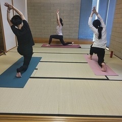 毎週木曜日朝、豊中市立芸術文化センターにてヨガの画像