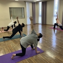 毎週木曜日朝、豊中市立芸術文化センターにてヨガの画像