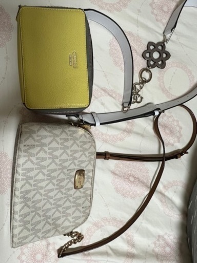 マイケル・コースとゲスのスリングバッグ2個