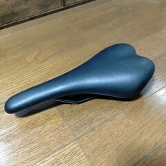 クロスバイク用のサドル、無料で差し上げます。