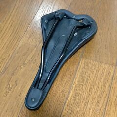 クロスバイク用のサドル、無料で差し上げます。の画像