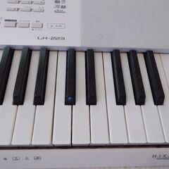 CASIO　電子キーボード　光ナビゲーション　電子ピアノ　楽譜付きの画像