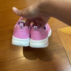 スニーカー　18cm ピンク　光るの画像