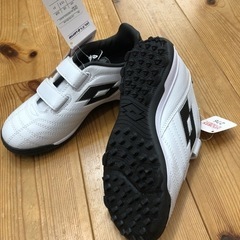 【新品未使用】値下げしました→LOTTOキッズシューズ20センチ　サッカートレシューの画像