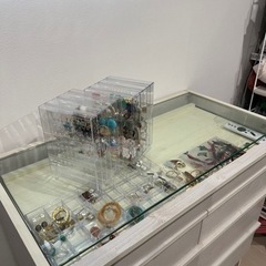 ガラス張り　家具 収納家具 の画像