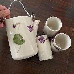 ポットと湯呑み茶碗