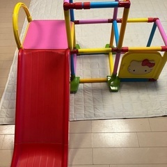 室内　ジャングルジム　滑り台　キティちゃんの画像