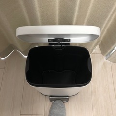 【美品】ペダル式　ゴミ箱の画像