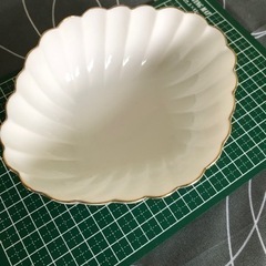 箱入り白い菓子皿と小鉢、10枚セットの画像