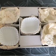 箱入り白い菓子皿と小鉢、10枚セットの画像