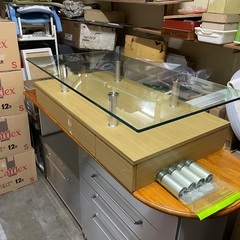 ラスト投稿となります　
引出し付きガラス天板カフェテーブル