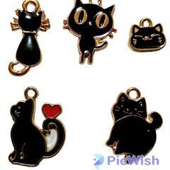 値下げピアス５組と安全ピンの画像