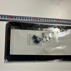 新品ナンバープレートカバー