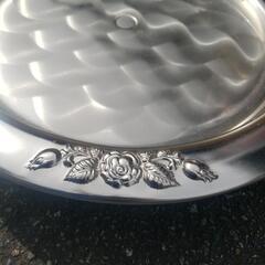 大きなステンレスのフルーツ皿の画像