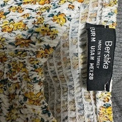 bershka ベルシュカ　トップス　花柄　半袖　レディース　シフォン　Vネックの画像