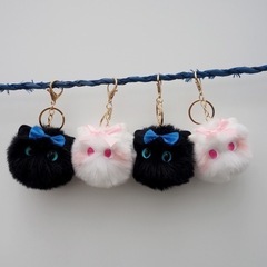 2点セット　猫キーホルダー　バッグチャーム　 リボン付き　ふわふわ　猫ちゃんの画像