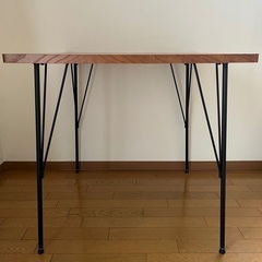 木製アンティーク調テーブルの画像