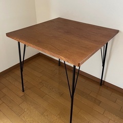 木製アンティーク調テーブル