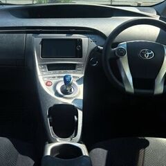 【白プリウスの中古車販売🚩】アルバイトの方でも安心してご利用いただいてます❗の画像