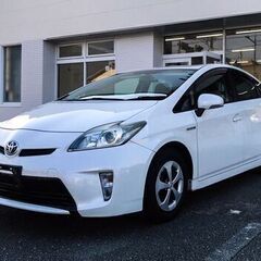 【白プリウスの中古車販売🚩】アルバイトの方でも安心してご利用いただいてます❗の画像